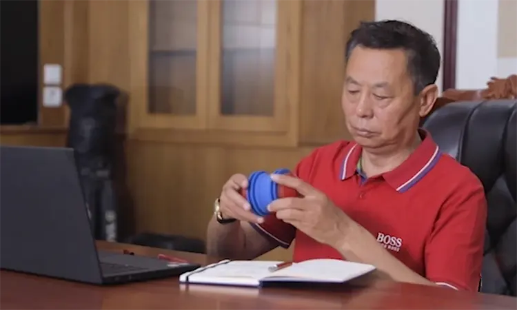 总经理勾京生在设计扫线球